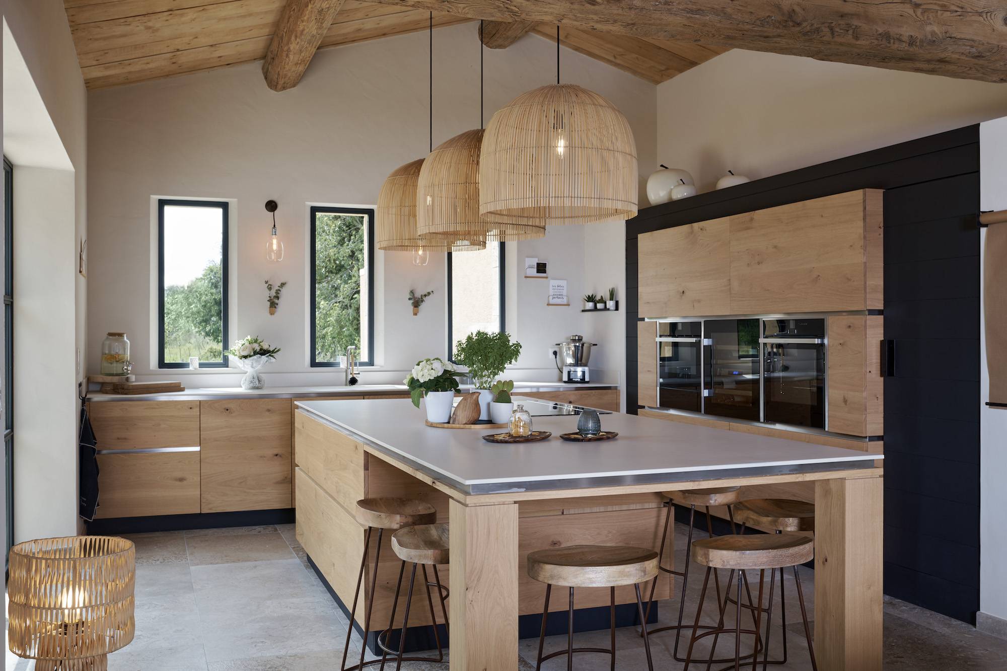 Cuisine Yanaoz St Rémy de Provence, cuisine bois et noir et blanc, fabricant cuisine sur mesure 