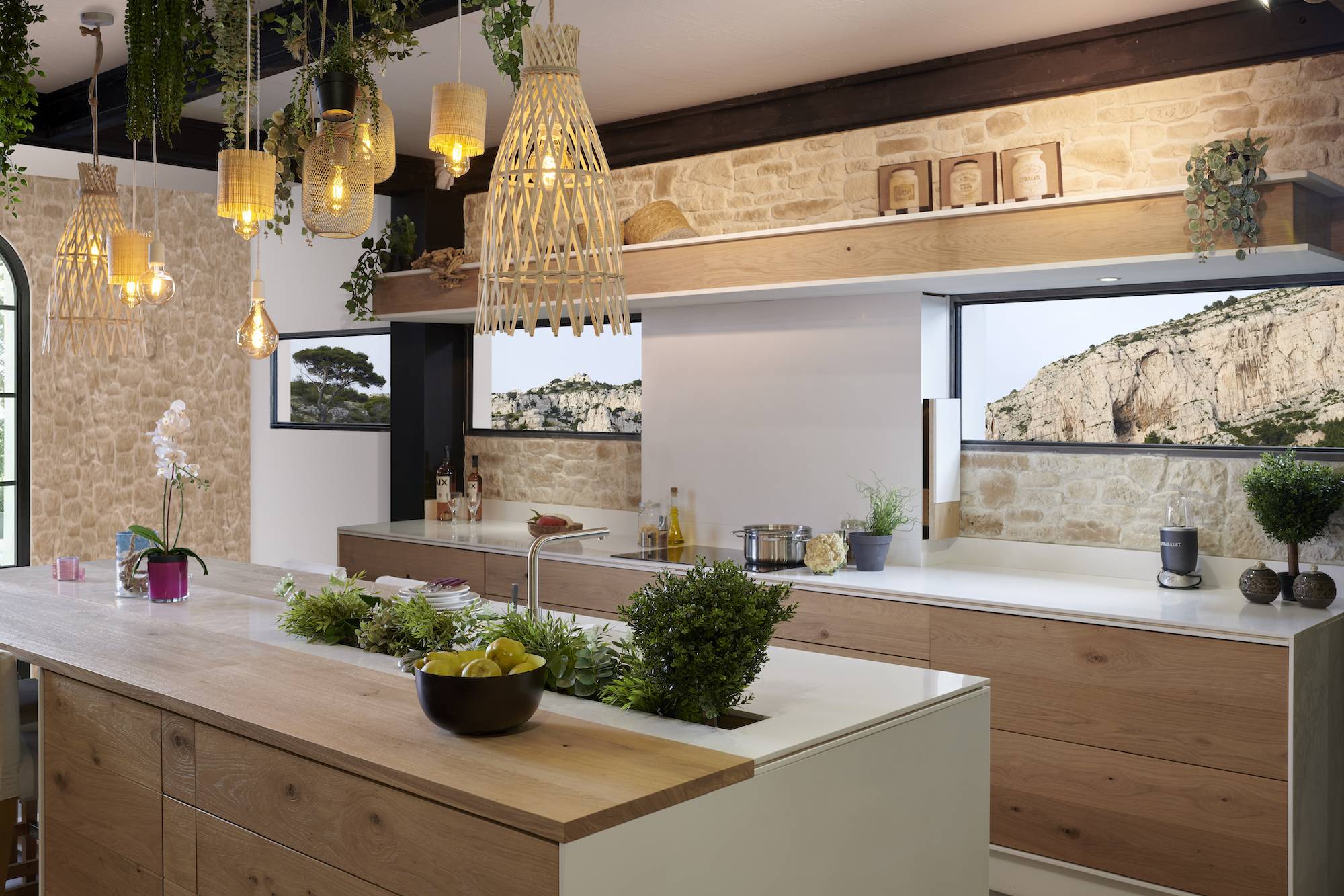 Cuisine Yanaoz Trets, cuisine blanc et bois, fabricant de cuisine, îlot central, cuisine pierre blanc et bois