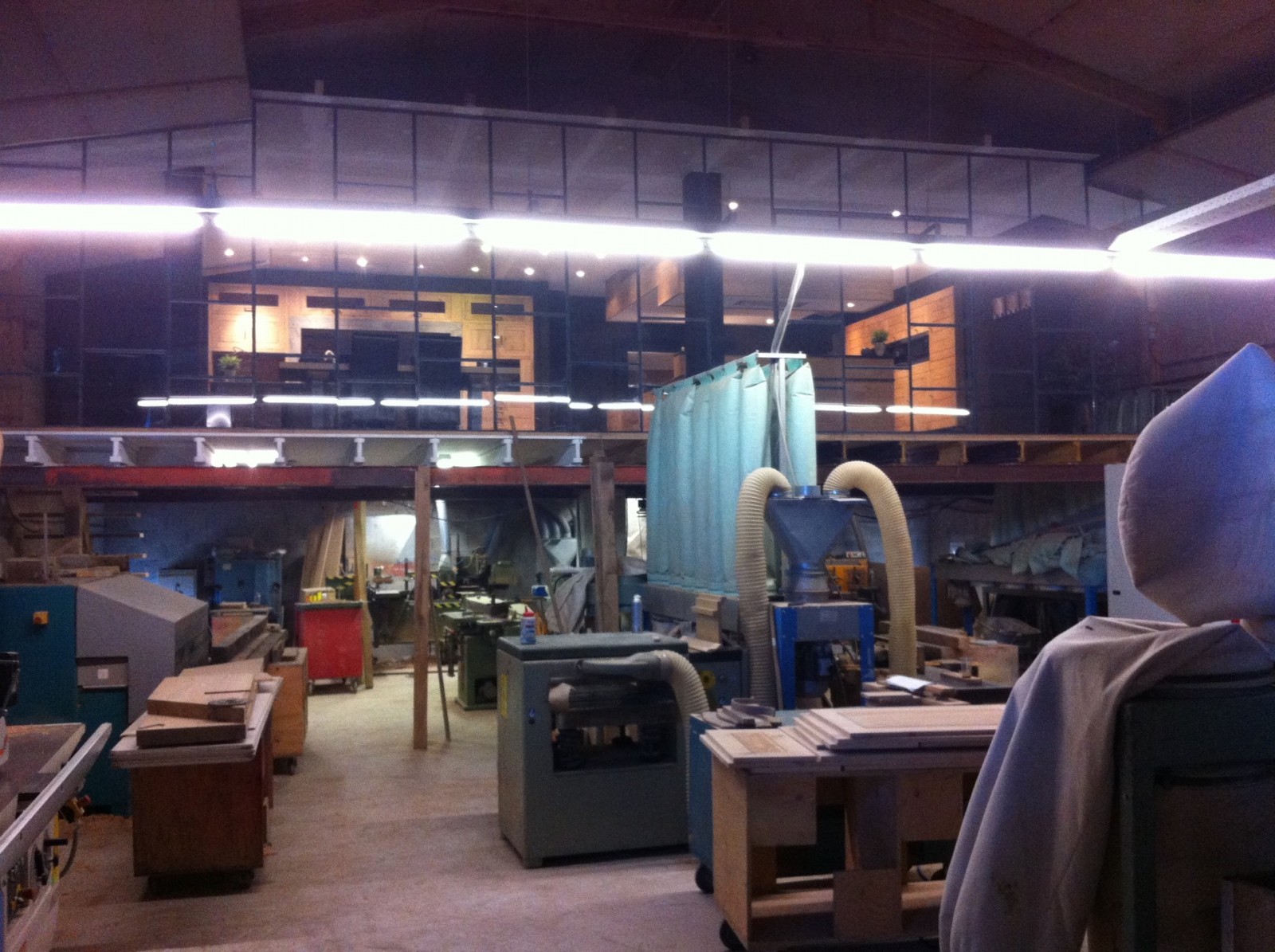 Un show-room de cuisines haut de gamme en chêne niché dans l’atelier de fabrication de cuisines