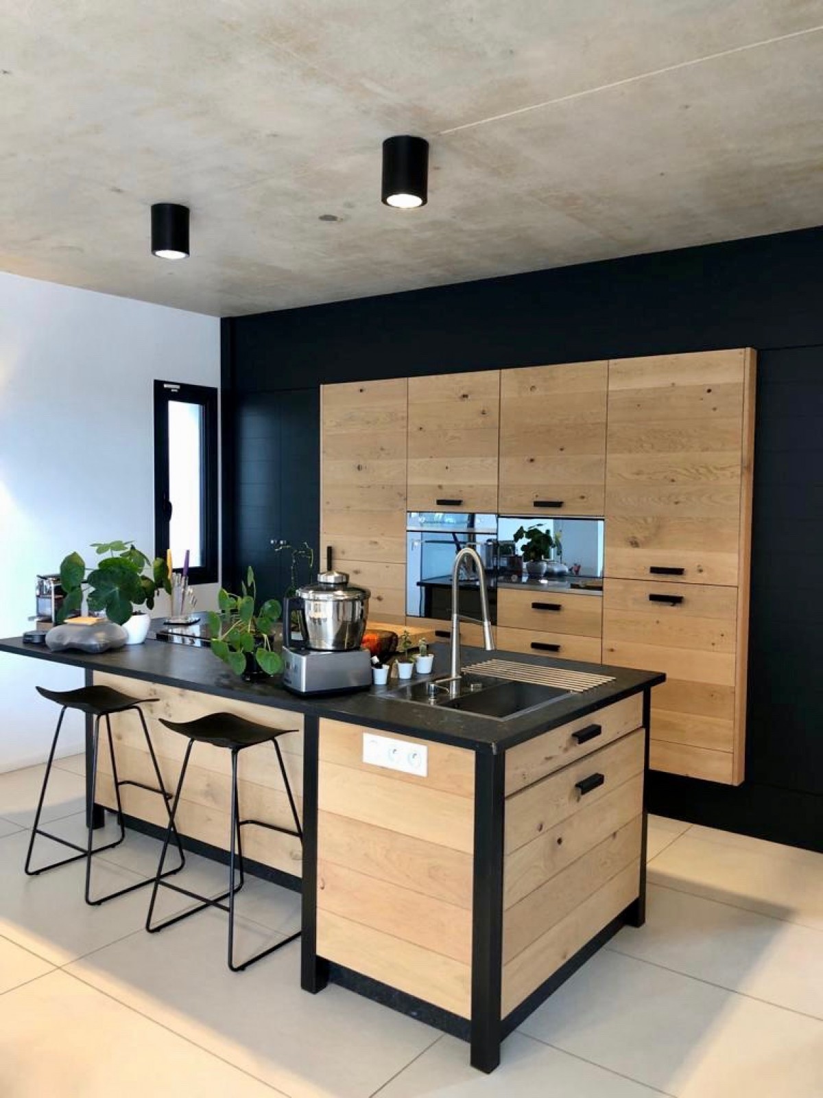 Cuisine noir et bois fabriquée sur mesure et installée à Manosque par les Cuisines Yanaoz 