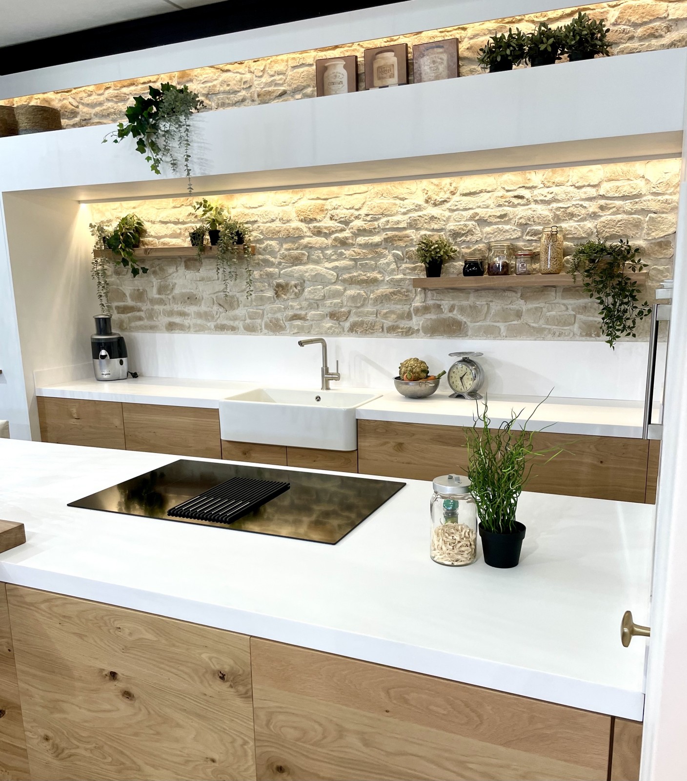 Mahé pour une cuisine 100% naturelle, en bois clair, aux lignes épurées et cosy et au plan de travail en Corian blanc tout doux. 