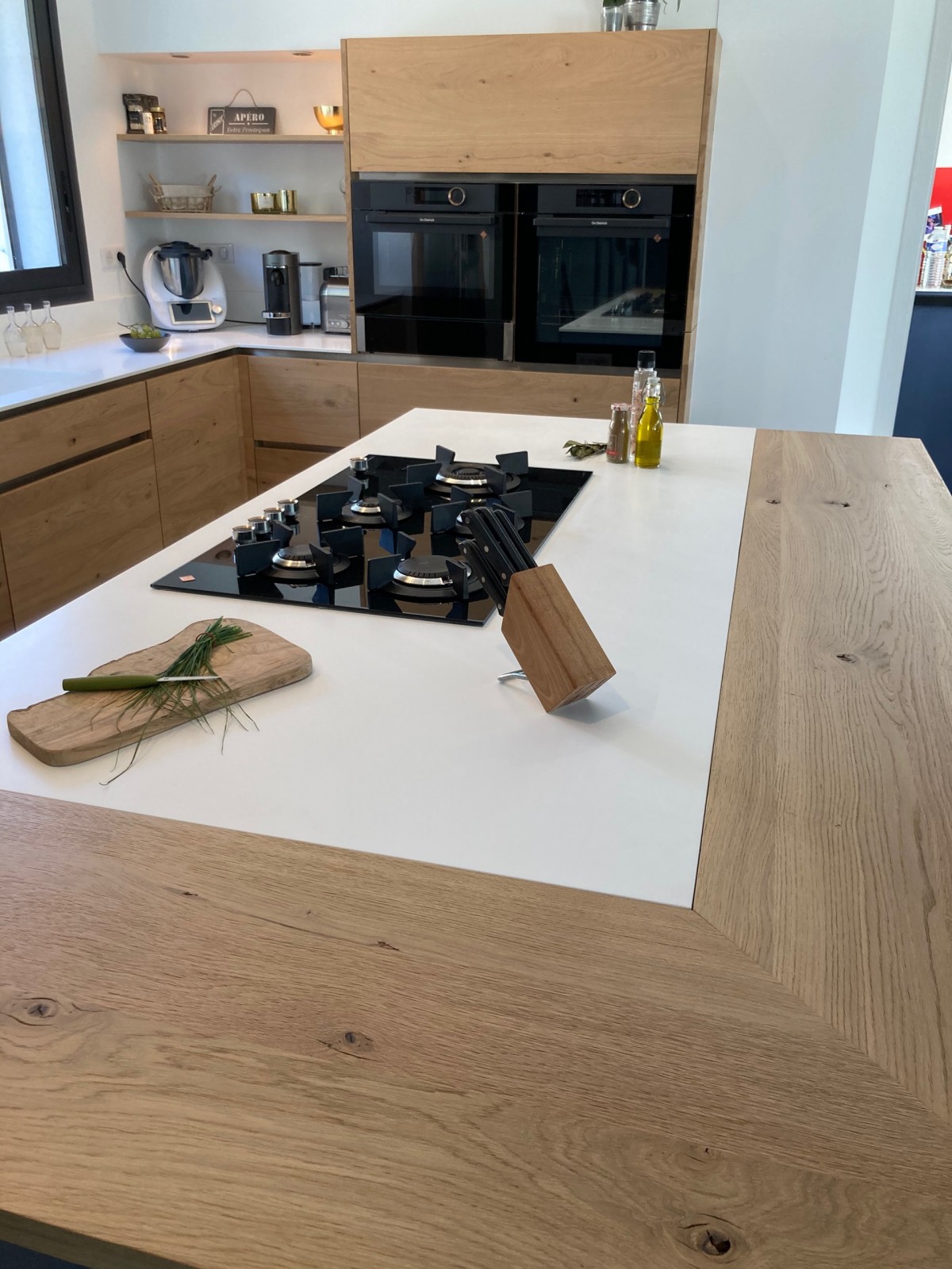 À Marseille, une cuisine ouverte avec îlot central, doux mélange de blanc et de bois