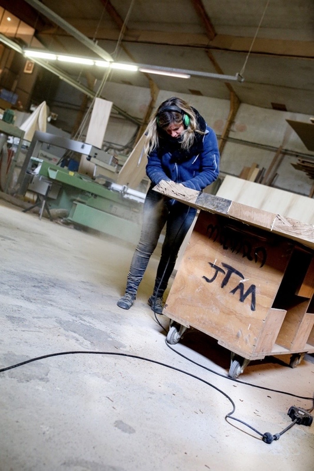Dans l’atelier de Trets, nos petites mains travaillent le bois massif à la manière d’antan