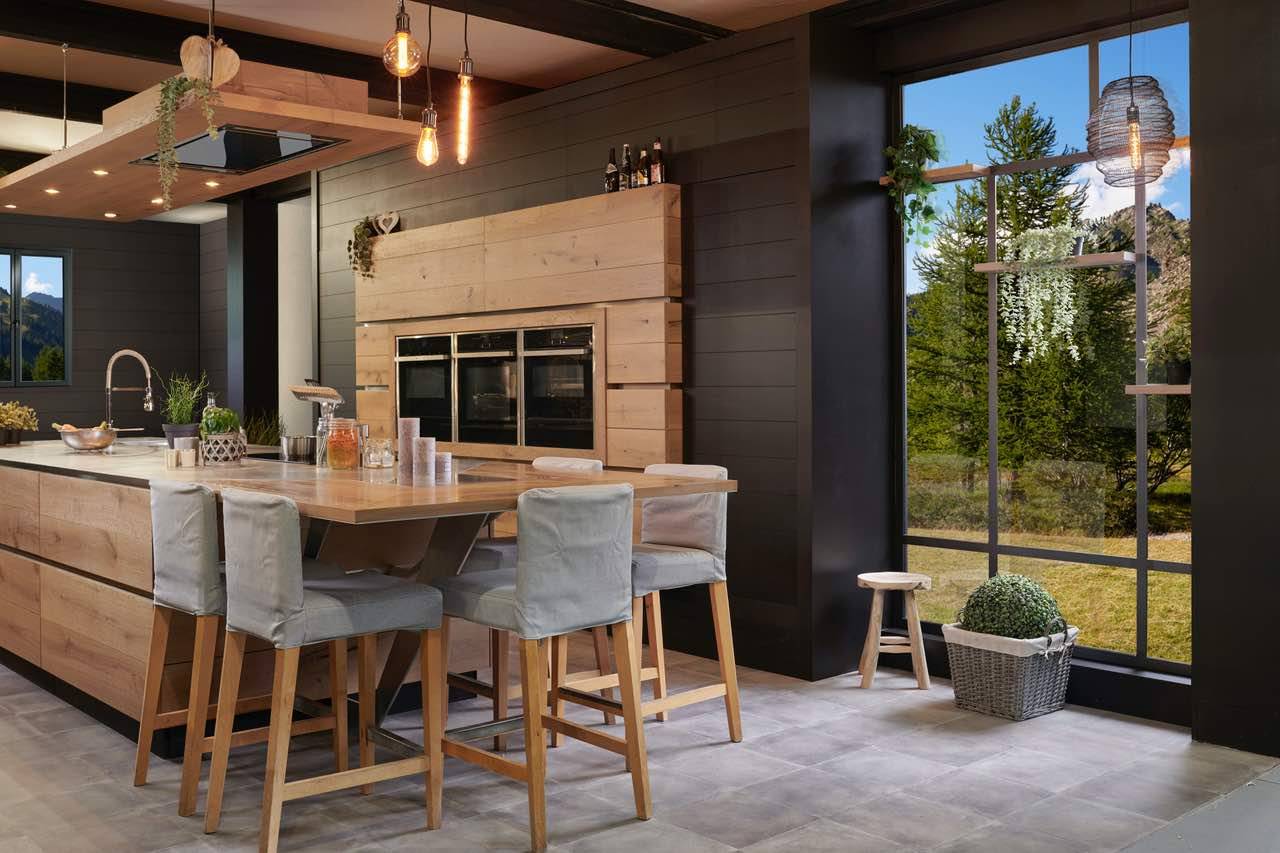 cuisine Almahera de Yanaoz à Trets, îlot central, cuisine noire et bois, plan de travail aluminium, meubles bois, cuisine sur mesure