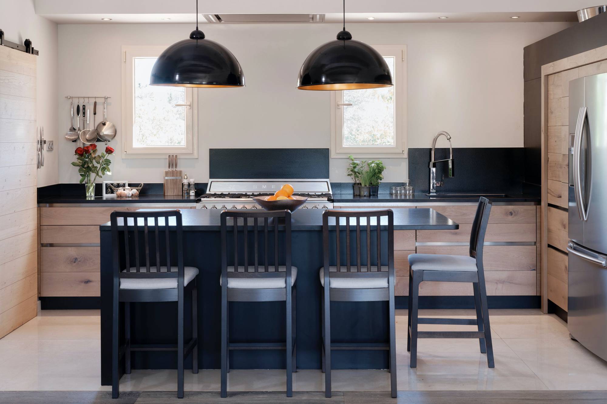 Cuisine Yanaoz Rocbaron, cuisine noir et bois, îlot central, cuisine sur mesure