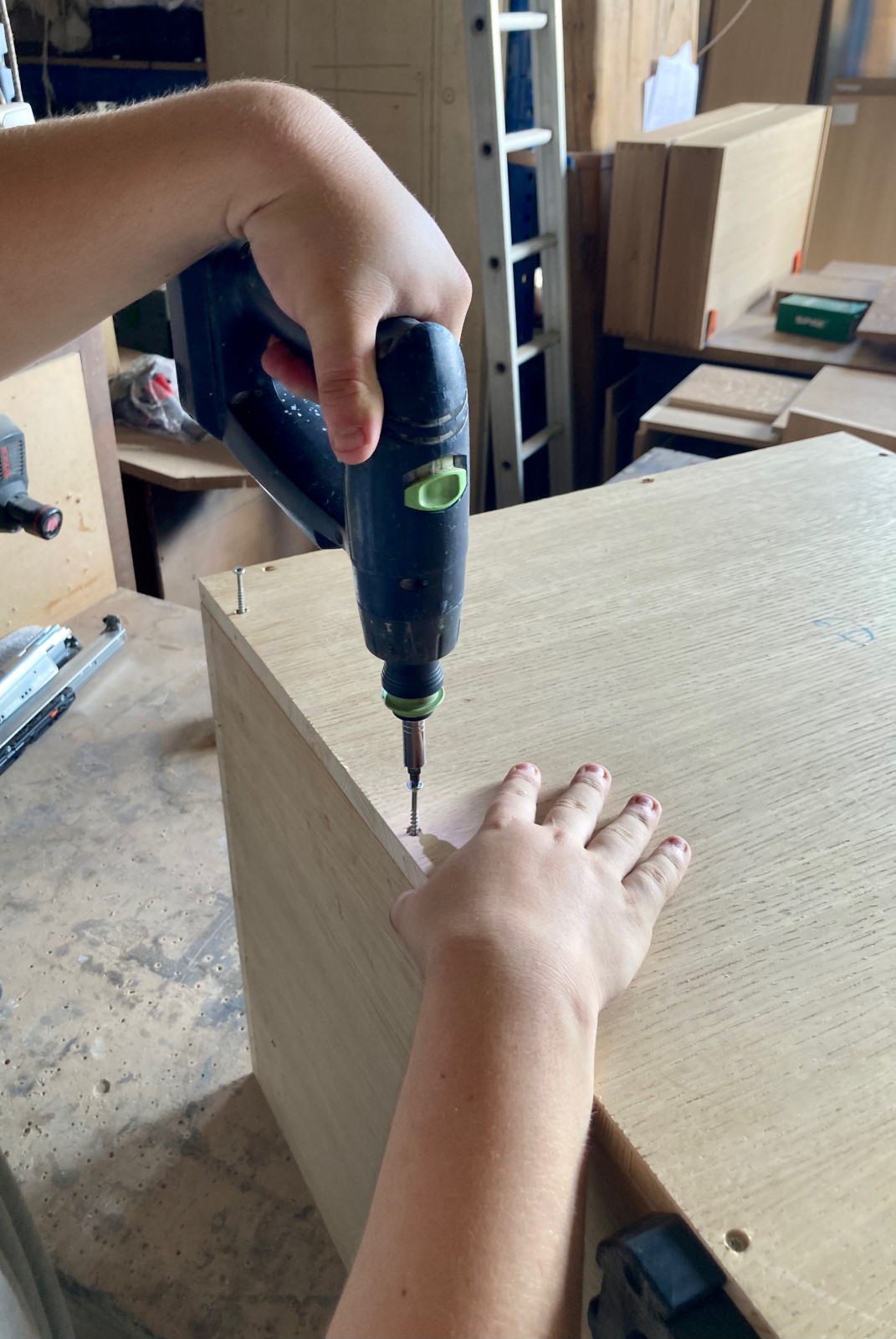 Dans notre atelier de Trets chaque client à la possibilité de participer à l’assemblage de ses meubles
