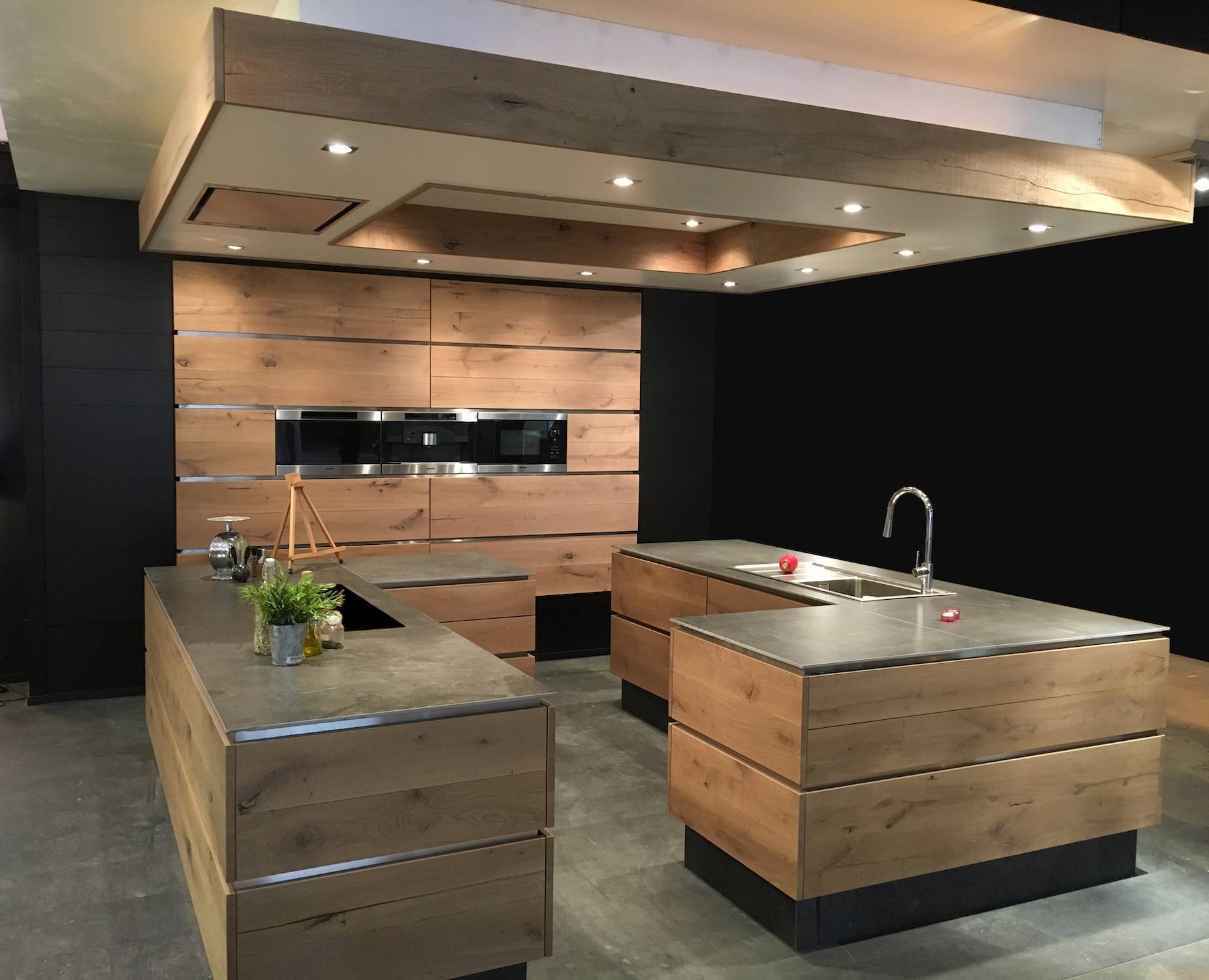 Cuisine Yanaoz La Gaude, cuisine noir et bois, îlot central, fabrication de cuisines sur mesure