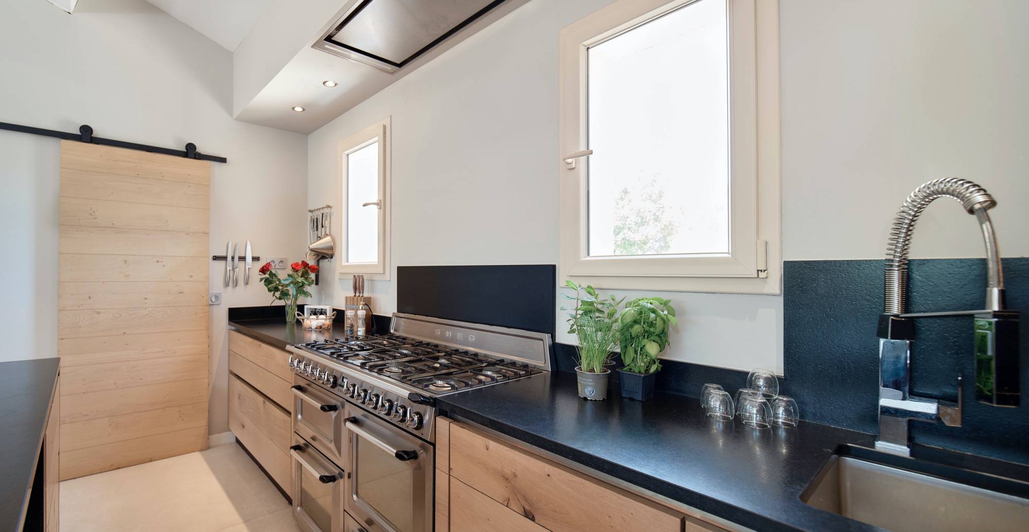 Cuisine Yanaoz Rocbaron, cuisine noir et bois, îlot central, cuisine sur mesure, fabrication cuisine