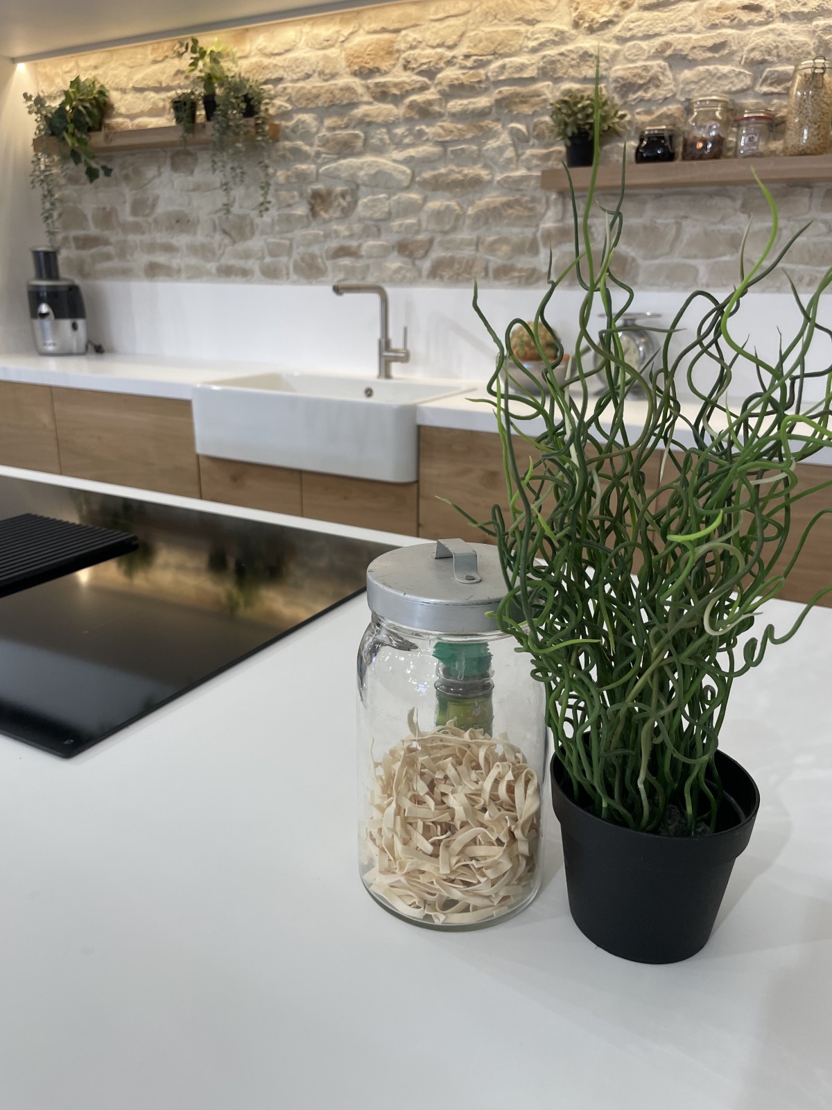 Mahé pour une cuisine 100% naturelle, en bois clair, aux lignes épurées et cosy et au plan de travail en Corian blanc tout doux. 