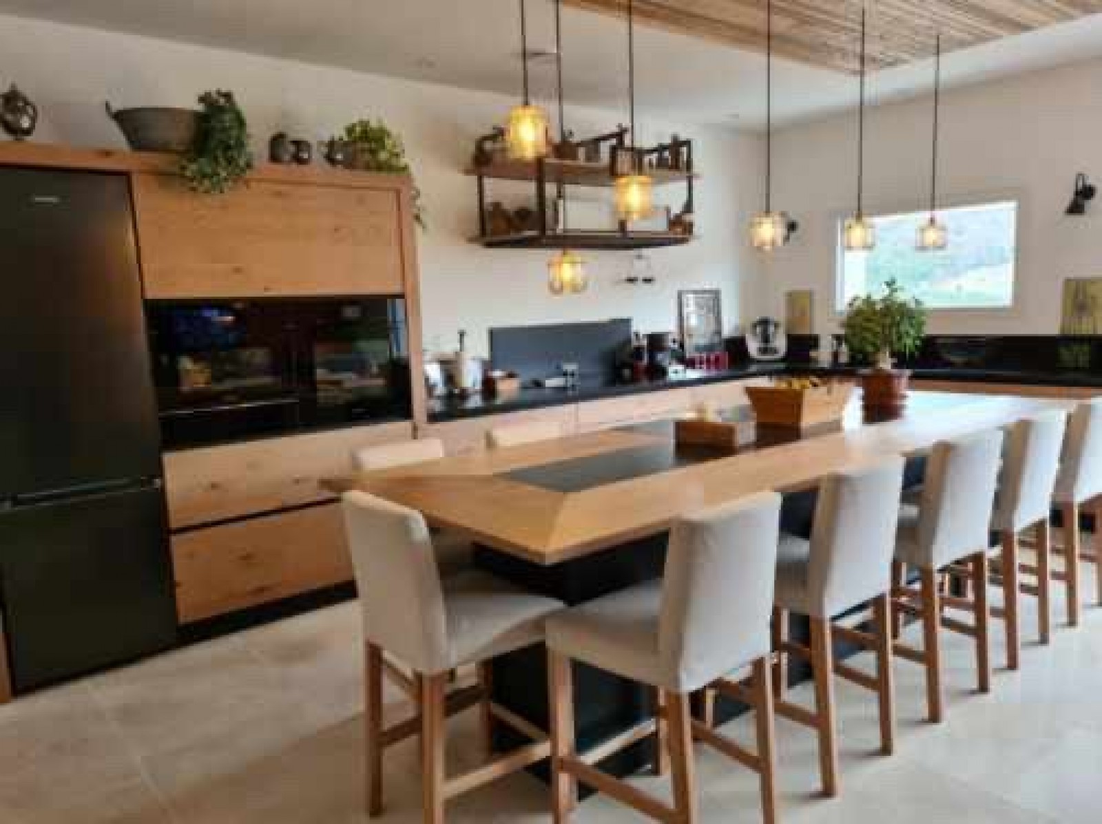 Cuisine noir et chêne avec îlot central à Bayons entre Gap et Digne les Bains