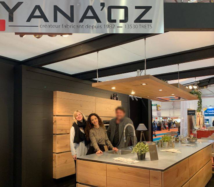 Almahera, une cuisine Yanaoz moderne et épurée présentée sur le salon Ma Maison Mes Envies 2025 à Marseille